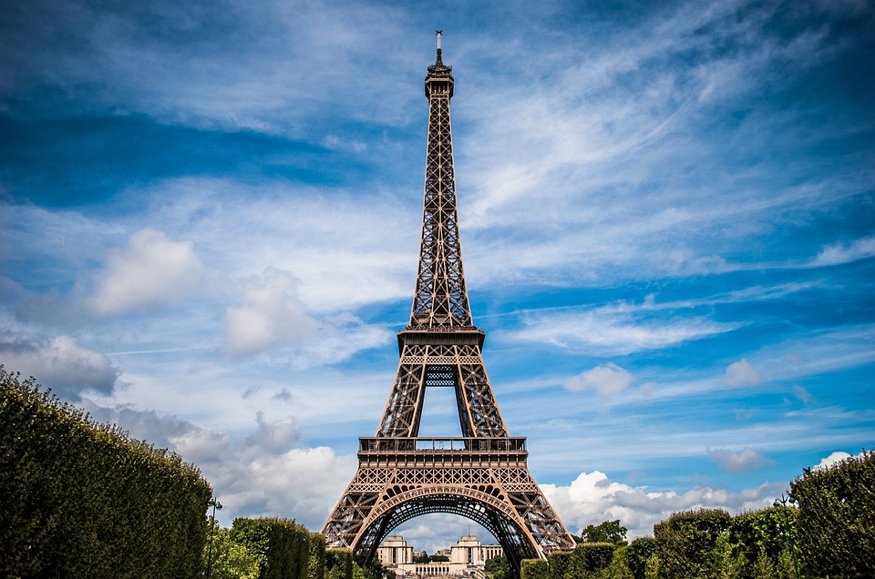 A Winter Wonderland: Paris Transforms with the Season’s First Snowfall